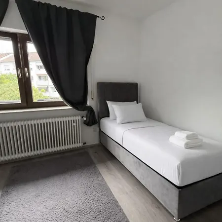 Airport Apartment *